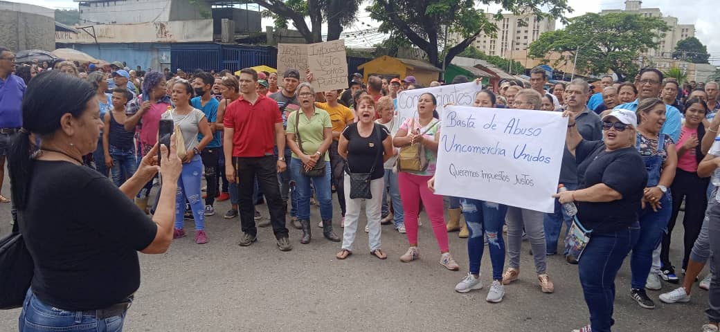 Red_CiudadanaVE's tweet photo. DENUNCIA 30Sep 11:00 AM  Comerciantes del Mercado de Charallave protestan en la Av Bolivar por los impuestos https://t.co/wK1e08nRCg