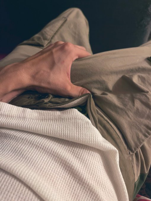 It&rsquo;s fall I&rsquo;m wearing my 🧢 and my bulge out - in my bad boy era https://t.co/lXmpSPLxSi