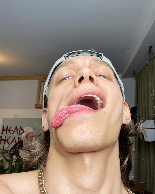 It&rsquo;s fall I&rsquo;m wearing my 🧢 and my bulge out - in my bad boy era https://t.co/lXmpSPLxSi