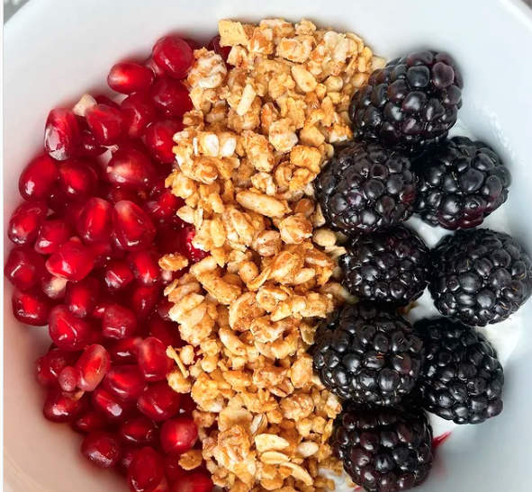 Raise your hand if you're also excited for pomegranate season 🙋‍♀️🙋‍♂️🙋

📸 : @straublicious