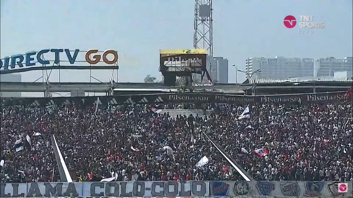 patoechague's tweet photo. Algo que HACE AÑOS se venia advirtiendo: Colapsó el techo de la tribuna Cordillera en el Arengazo en el Estadio Monumental por la presencia de hinchas encaramados en esa zona. 

Los letreros de Pilsen del Sur y DirectvGO a nada de caer sobre los hinchas. https://t.co/ihYP7wY47p