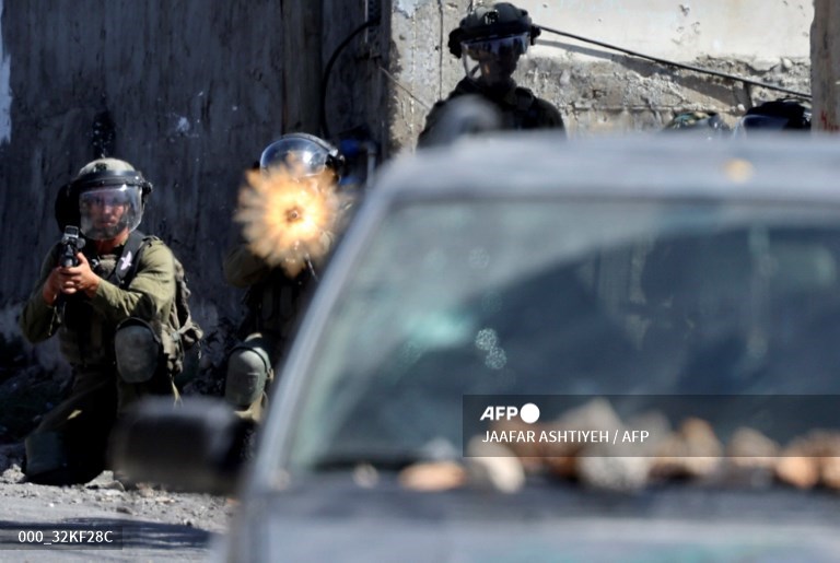Incredible picture by my @afp colleague Jaafar Ashtiyeh from the village of Kfar Qaddum in the occupied West Bank this afternoon: