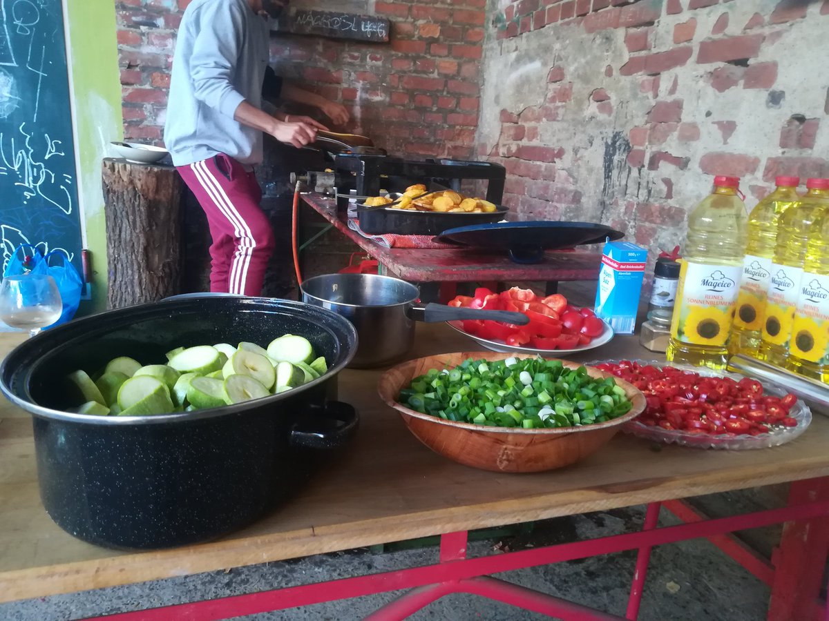 Gleich geht's los, gekocht wird schon. Essen und über #SoliAsyl austauschen! Auf der Gießerstraße 16, Spelunke #Leipzig. Ab 18 Uhr🍲