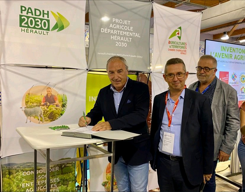 paysdelor's tweet photo. Aujourd'hui, Alain Hugues, vice-président en charge de l'#agriculture et du rayonnement durable, a signé la Charte #PADH 2030 au salon des communes et des intercommunalités de l'Hérault. https://t.co/RvOk1OHy7D