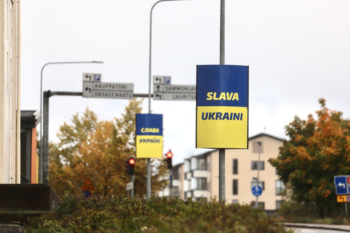 Päätimme tilata jatkoa Lappeenrannan Slava Ukraini -kylttikampanjalle. Kyltit ovat tolpissa viikon 45 loppuun asti.

Venäjän sotarikokset ja laittomat alueliitokset vetävät mielen synkäksi. Ukrainan asia ei saa unohtua.

<a href="/amuukkonen/">Arttu Muukkonen</a> <a href="/TommiLaitinen/">Tommi Laitinen</a> <a href="/NiiraJukka/">Jukka Niiranen</a> 

#SlavaUkraini