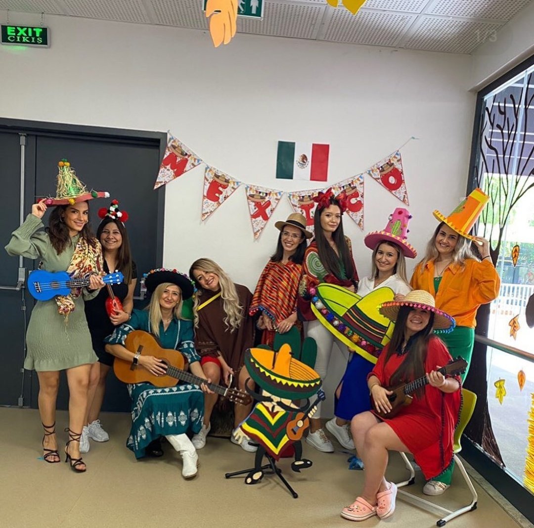 ArslnSlm's tweet photo. Meksika'dan Merhaba 🌮🎊🎈

@nilcicek @ardaergez @OrkunKarapostal @ertekin_oya @Ebru_Divrik @burcuTopsakal1 https://t.co/iwRj3lgmMK