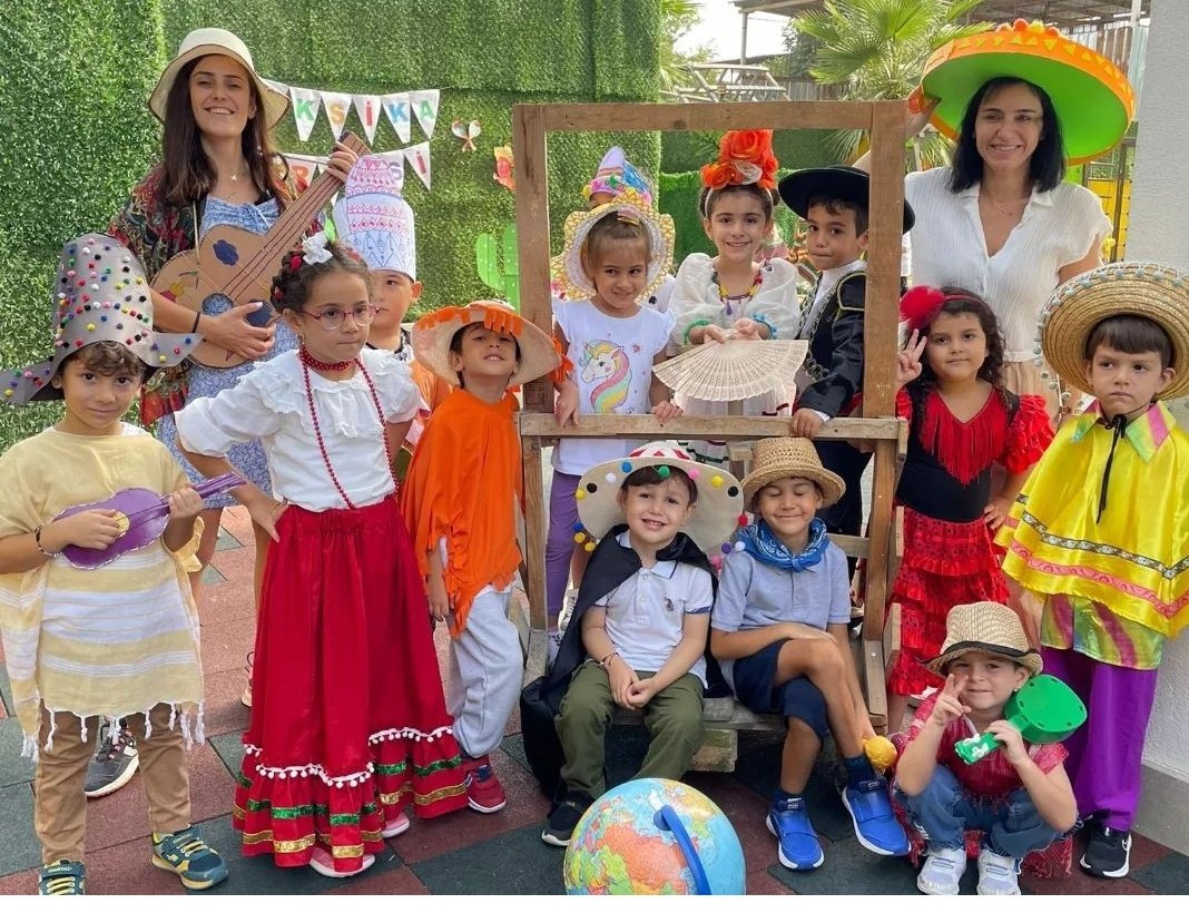 Meksika'dan Merhaba 🌮🎊🎈

<a href="/nilcicek/">Nil Çiçek</a> <a href="/ardaergez/">Arda ERGEZ</a> <a href="/OrkunKarapostal/">Orkun Karapostal</a> <a href="/ertekin_oya/">Oya Ertekin</a> <a href="/Ebru_Divrik/">Ebru Divrik</a> <a href="/burcuTopsakal1/">burcu Topsakal</a>