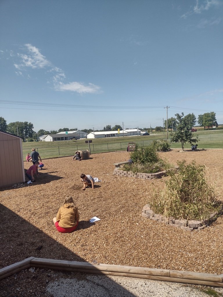 CR6Trojans's tweet photo. Here's some pictures of 8th Grade American History students being mound builders and creating their own mound that displays a meaning of their choice. #WeAreCommunity #ACommunityCommittedToSuccess https://t.co/9N6CroSlNk