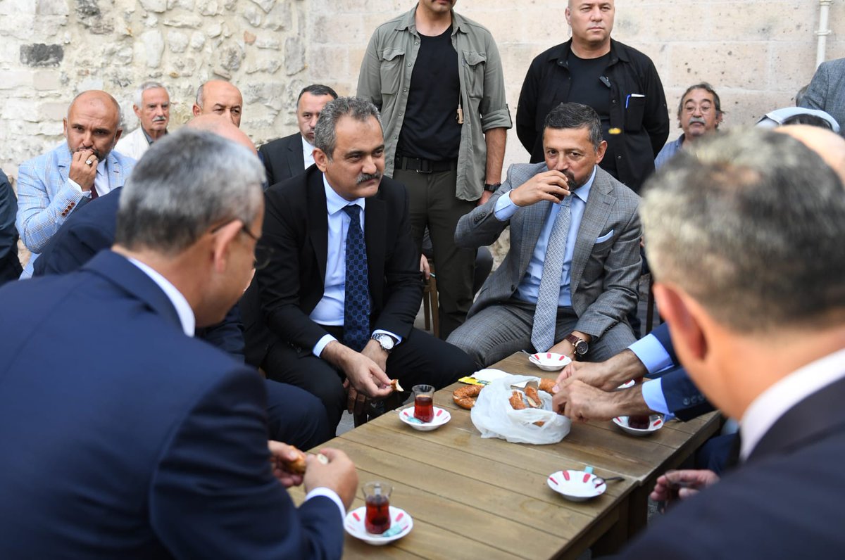 Bakan Özer, Kütahya ziyaretinde vatandaşlarla sohbet ederek onların taleplerini dinledi.