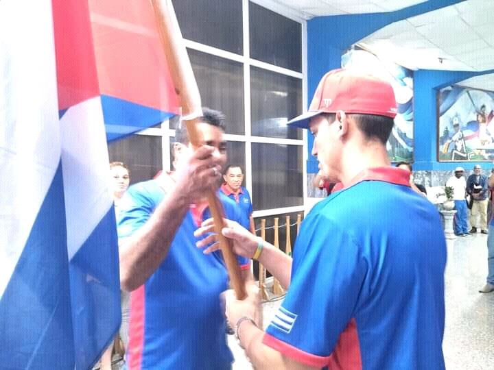 InderMatanzas's tweet photo. Recibe Andrys Perez Garcias, capitán del equipo sub 23 la bandera nacional que representará a Cuba en el mundial de la categoría.
Foto Guillermo Rodríguez Hidalgo. Orgullo de #Matanzas. Muchas felicidades https://t.co/ZjzRqblyMv
