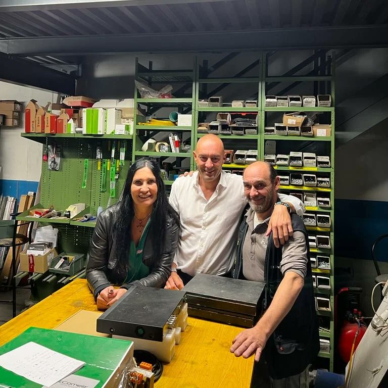 LaraMagoni's tweet photo. In visita a #Elettroshop: una meravigliosa realtà a conduzione familiare di #Villongo, punto di riferimento per migliaia di famiglie del territorio, autentica ancora di salvezza per svariate dinamiche domestiche e aziendali https://t.co/nwzIDU8KDD