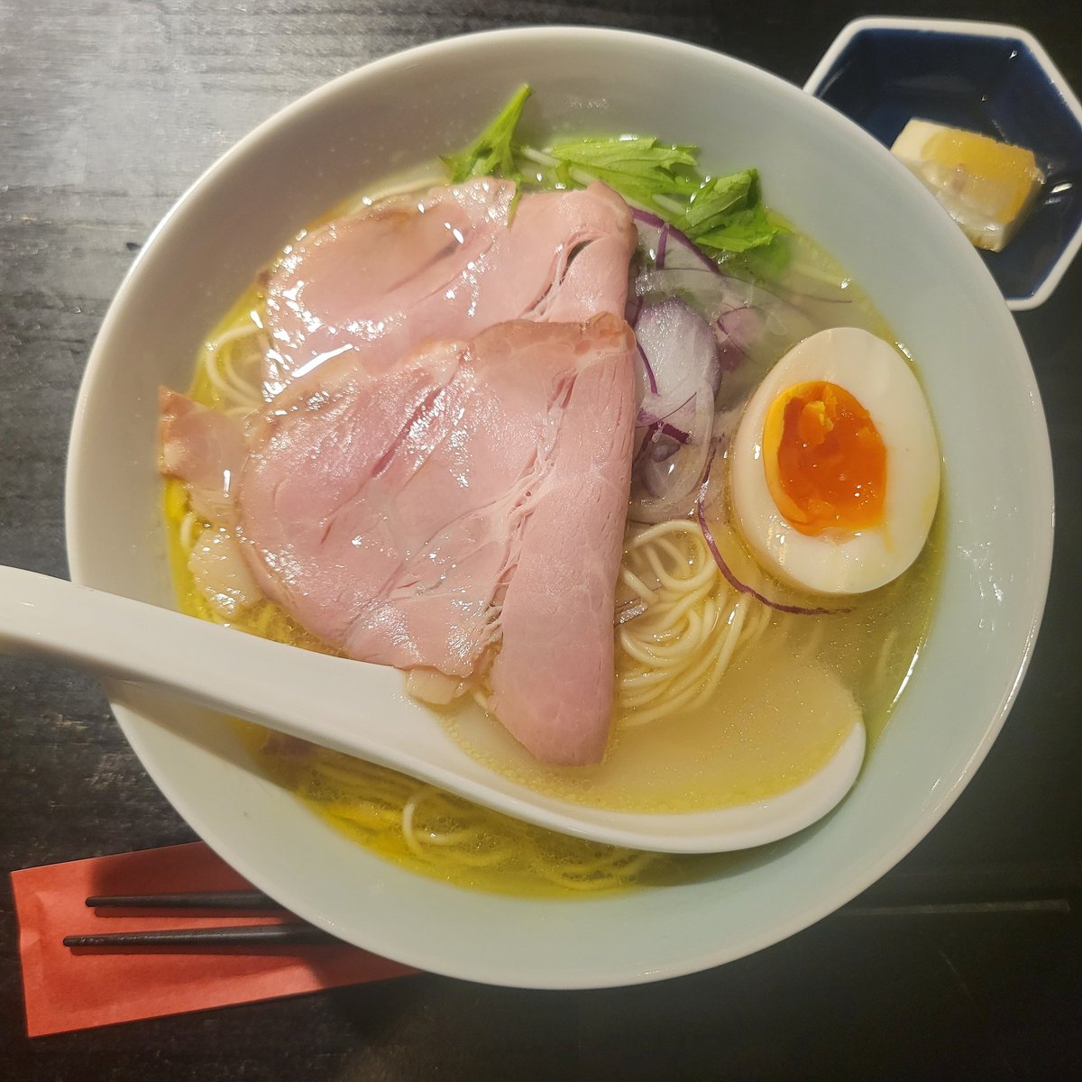 mjeynk37's tweet photo. 今年も残りあと3ヶ月なYOASOBIうさほーの晩ごはんは、よ～いドン見て気になってた中崎町のHi,KI(ハイキ)をファーストテイク🍜

フードロスに取り組んだサステナブルなお店やが、そうとは思えんクオリティの鯛塩そばじゃった。

これはリピ不可避っすわ…( 'ω')ŧ‹"ŧ‹"

#大阪 #SDGs #ラーメン https://t.co/oNOzXZzDzZ