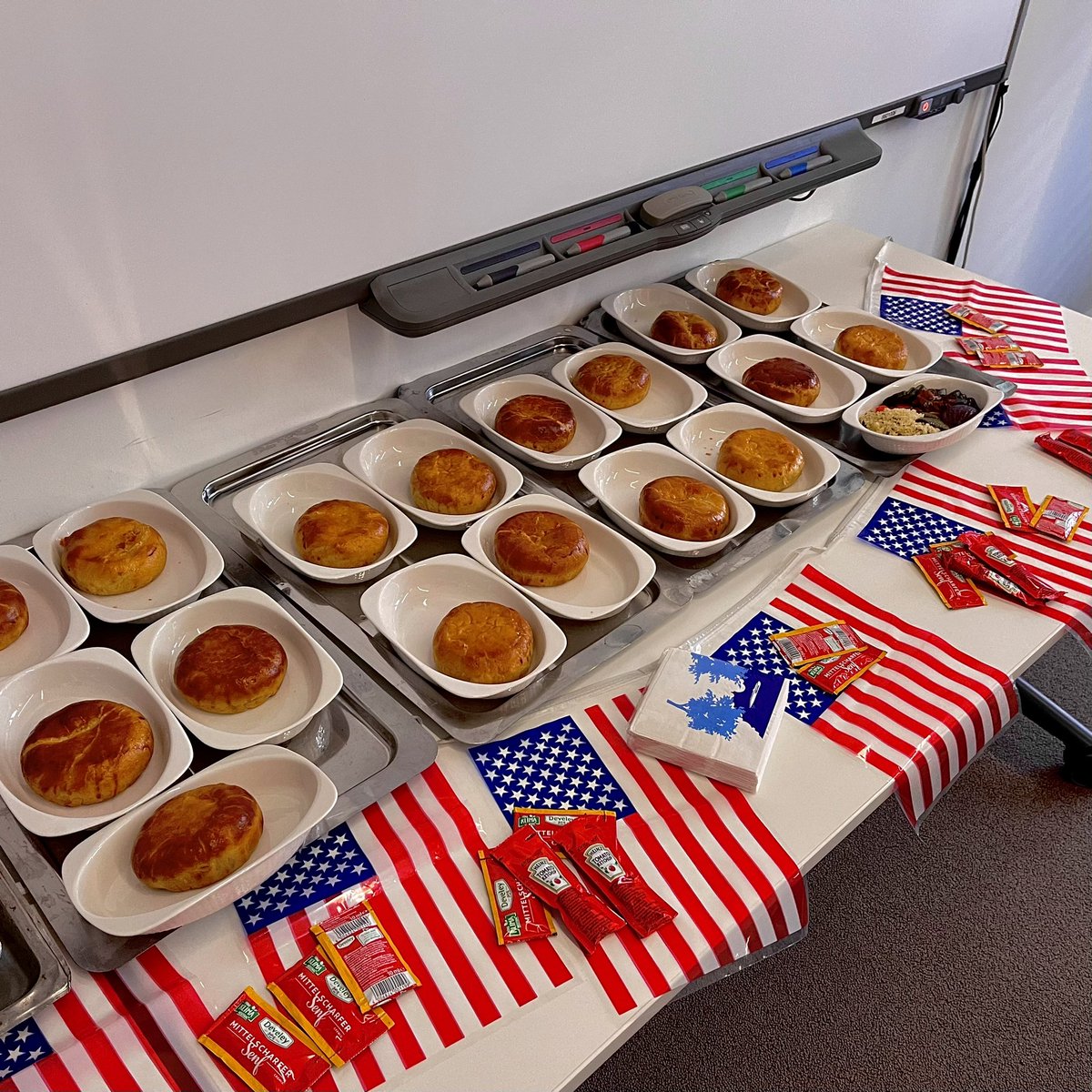 flyingphilipp's tweet photo. Celebrating #teamBER with a #burgerburn! Thanks for a good summer and the continuous efforts for our operation. @weareunited @SupaflySead @StephenMcUA @AndreaNPunited @DJKinzelman https://t.co/w0yOhKxubU