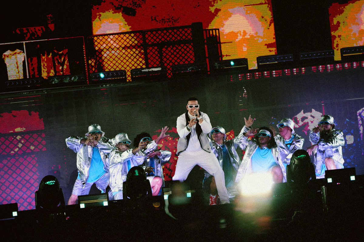 daddy_yankee's tweet photo. ¡Chile! 3/3 

Gracias por estas tres noches LEGENDARIAS. 🇨🇱🐐 https://t.co/A3VyT2T4uz