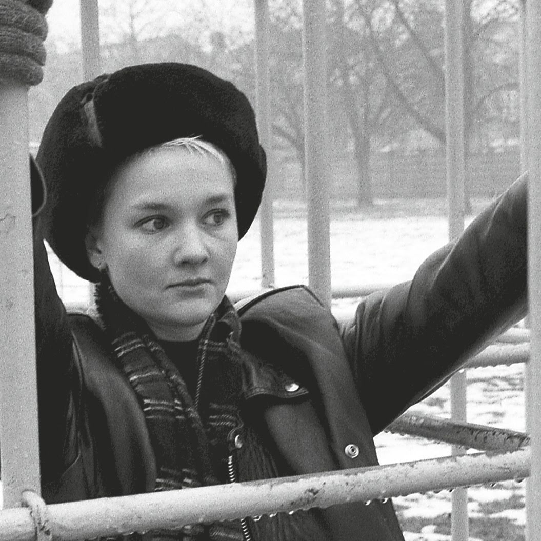 Anni61Hogan's tweet photo. 'Without The Moon' my 2021 EP on #Downwards 🌑
black vinyl reduced in the sales @boomkatonline 😻
includes #Jarboe #KidCongo #NickCave #JGThirlwell
#MarcAlmond #BarryAdamson #GiniBall 🤍🖤
📸 '85 #MichalMorton
digital of all my latest work on my bandcamp 🎹 https://t.co/JMJUqaHdis