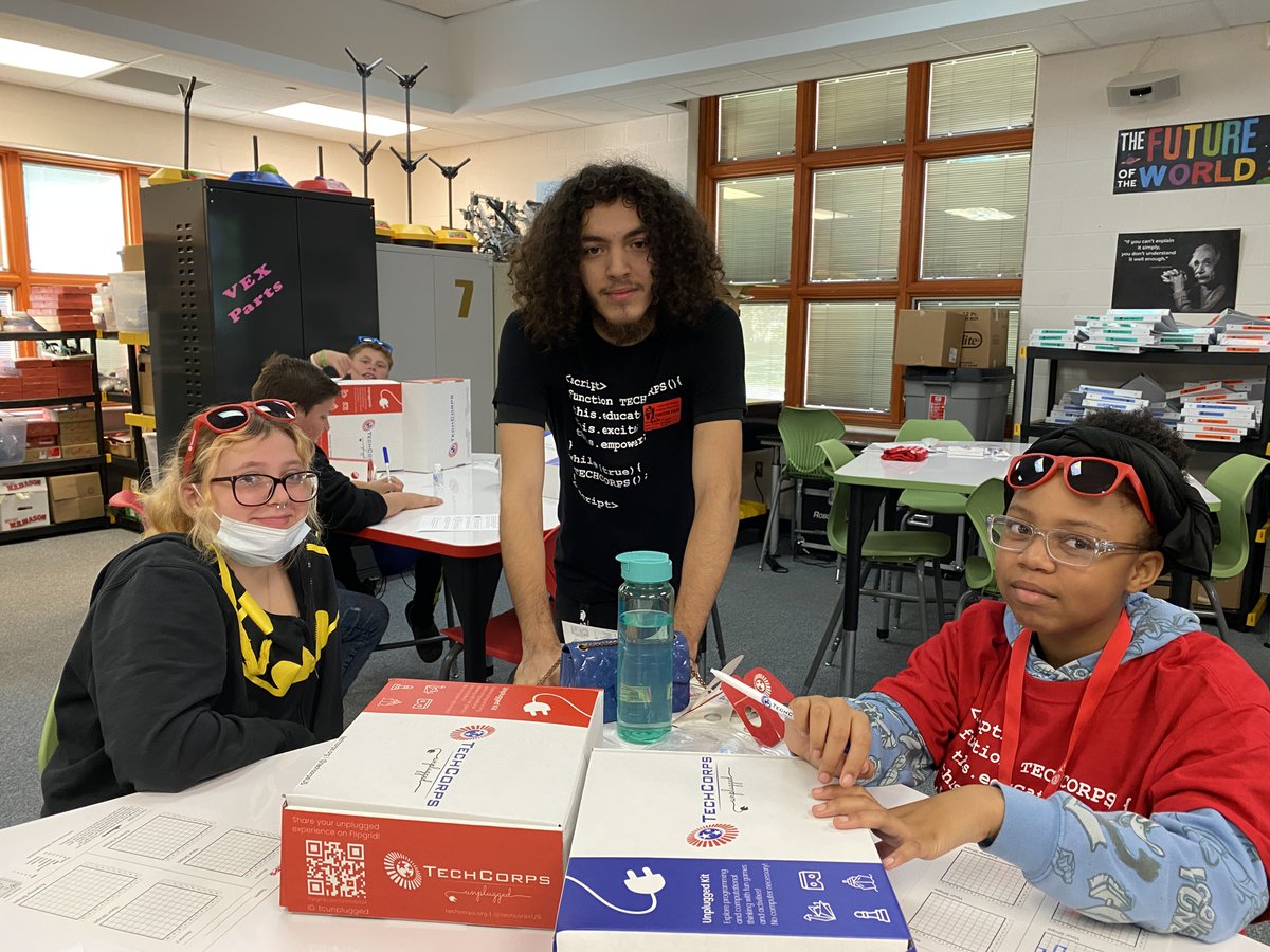 techcorpsus's tweet photo. For #OhioTechDay, #TechCorps is at @longfellow_ms with 7th and 8th graders learning computer science concepts through Techie Unplugged kits sponsored by @firstenergycorp Foundation. #firstenergyfoundation #technologyeducation https://t.co/lnZV6RNmR2