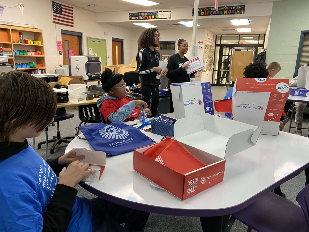 techcorpsus's tweet photo. For #OhioTechDay, #TechCorps is at @longfellow_ms with 7th and 8th graders learning computer science concepts through Techie Unplugged kits sponsored by @firstenergycorp Foundation. #firstenergyfoundation #technologyeducation https://t.co/lnZV6RNmR2