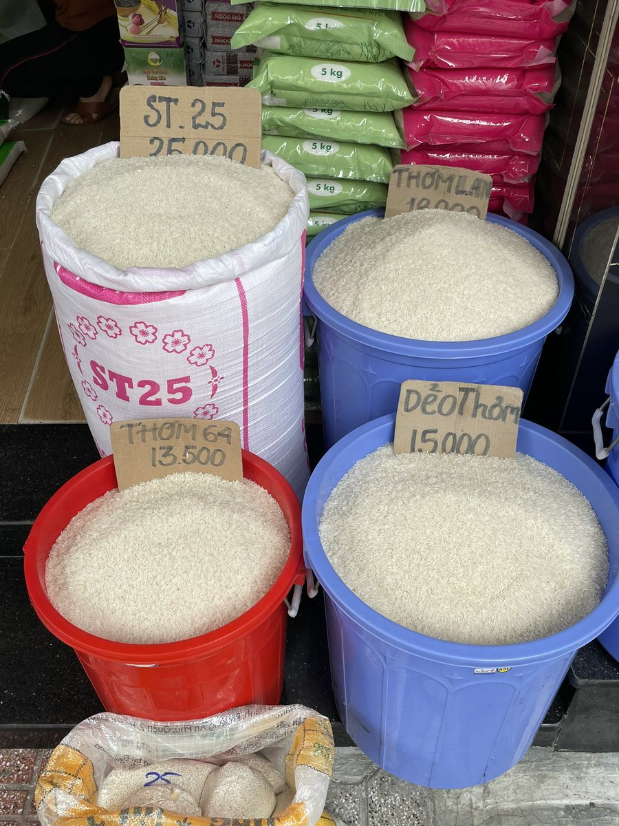 LivinAnywhere's tweet photo. A local rice shop in Nha Trang, Vietnam 🇻🇳
Prices start around $0.46 up to $1.15
#vietnameserice #localprice https://t.co/ZA6PKsg6sd