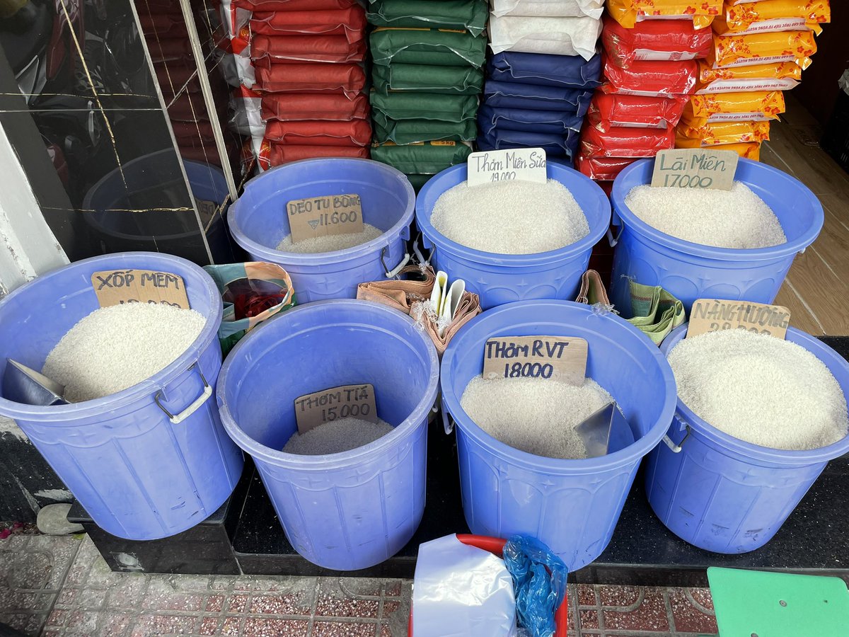 LivinAnywhere's tweet photo. A local rice shop in Nha Trang, Vietnam 🇻🇳
Prices start around $0.46 up to $1.15
#vietnameserice #localprice https://t.co/ZA6PKsg6sd