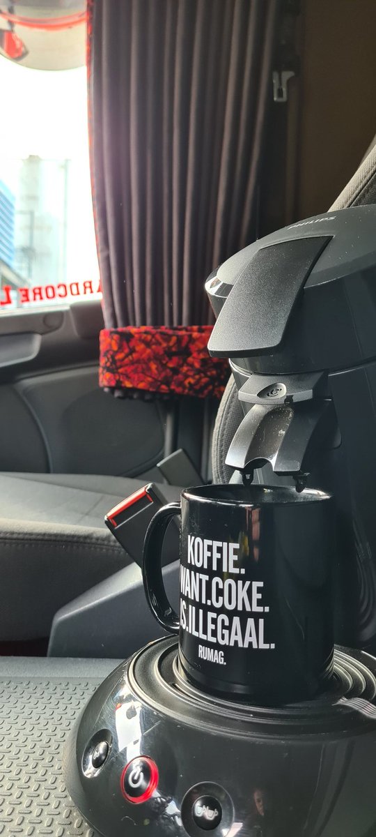 Hoort er nu eenmaal bij🙋🏻‍♂️ #nieuwhier #bakkiepleur #koffietijd