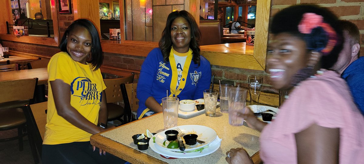 SGRhoAtlIZS's tweet photo. Good eats and good times at our recent Applebeeโs give back night! Be on the lookout for upcoming Iota Zeta Sigma fundraiser events ๐๐
#SigmaGammaRho
#IconicIZS https://t.co/Y5VrsOqut8
