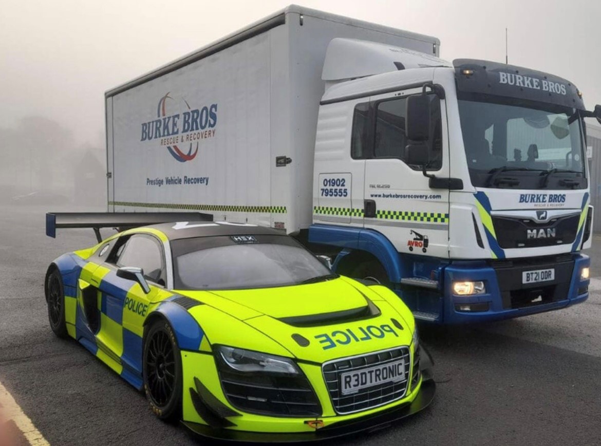 BurkeBrosMoving's tweet photo. Take a look at this! 👀

You won't see one of these on your highstreet, but look out for this on the motorway!

#Supercars #Police #MotorwayPolice #Audi #PrestigeMotors #fastandfurious #VehicleMovements #AudiR8  

@WMPolice @ExpressandStar https://t.co/XJ4Ux6QK0V