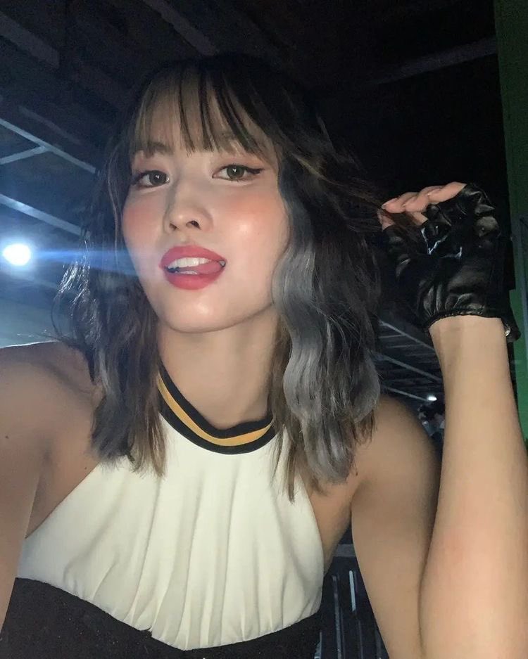 mmselca's tweet photo. one year exactly for this momo ‘the feels’ https://t.co/9Igg2CazXq