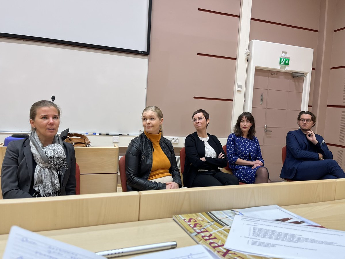 Senilexin urapaneelissa noin 80 lexiläistä kuulemassa, kun alumnit keskustelevat värikkäästi juristitehtävistä ja urapoluistaan. #Calonia #alumni <a href="/LexTurku/">Lex ry</a>