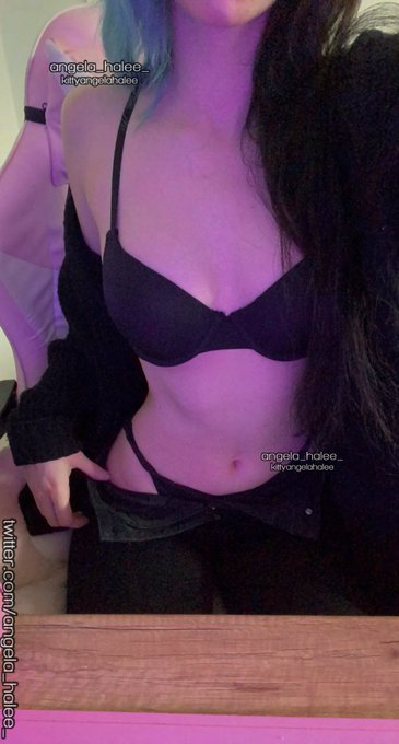 Old pic, from 2 years ago. Still sexy af ? https://t.co/DCt5K56m82