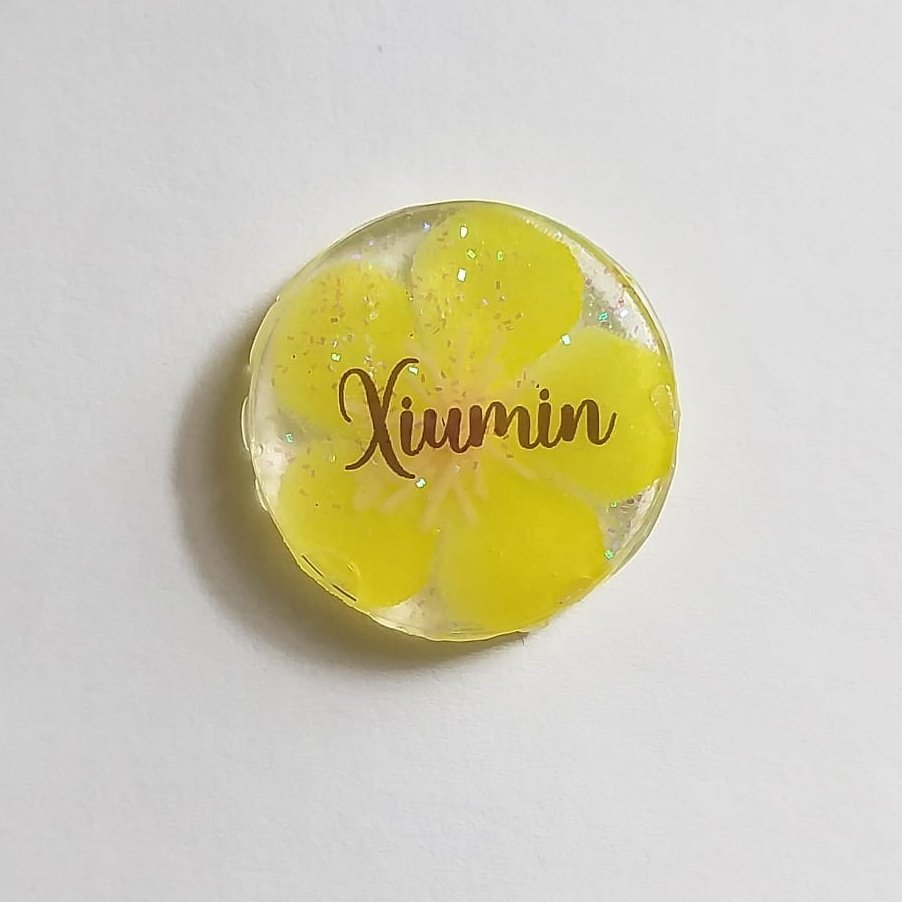 goexopink's tweet photo. Com vocês um dos brindes especiais da nossa CEG do album #XIUMIN_BrandNew 😍 Um pingente lindo feito pela @KraftKuma todo no conceito do album sim! Com flor amarela e neve!! E ainda vai ter mais ta😘 https://t.co/BfTGjWCaaY