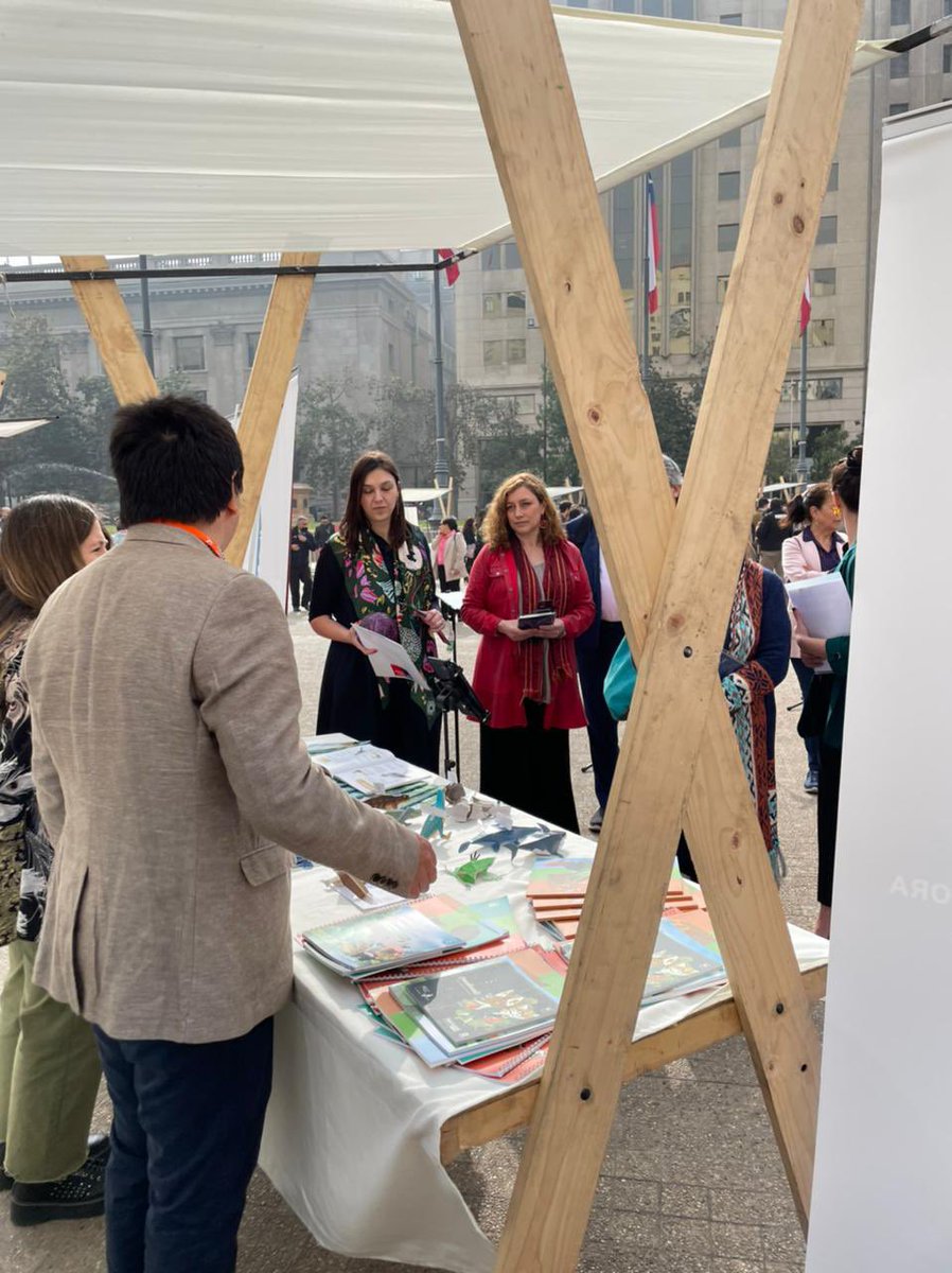 ExploraMaule's tweet photo. 🤓Hoy estamos en la Plaza de la Ciudadanía con nuestros #Cubios 🦕📗libros con realidad aumentada y 🎮videojuegos en el lanzamiento de la Fiesta de las Ciencias #FECI2022 🚀 https://t.co/lOjnnhl6e9