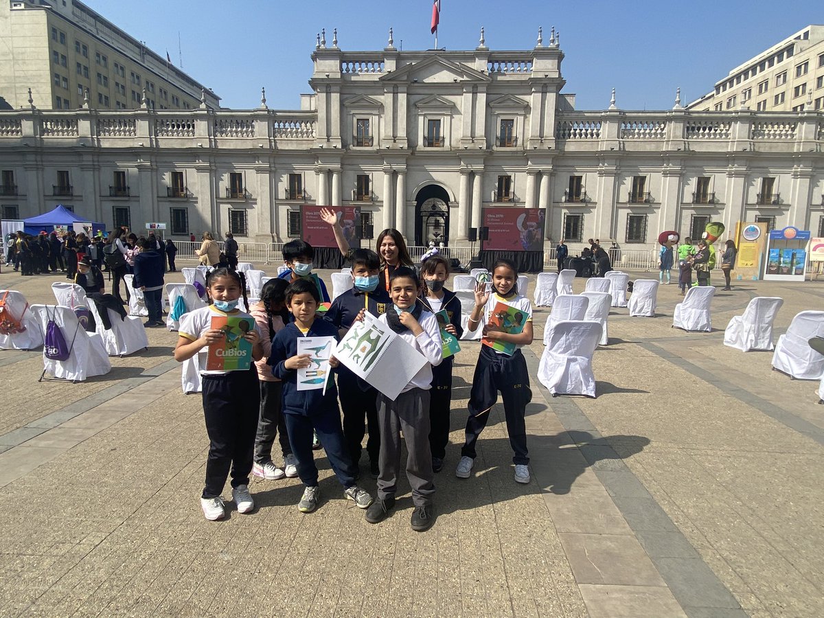 ExploraMaule's tweet photo. 🤓Hoy estamos en la Plaza de la Ciudadanía con nuestros #Cubios 🦕📗libros con realidad aumentada y 🎮videojuegos en el lanzamiento de la Fiesta de las Ciencias #FECI2022 🚀 https://t.co/lOjnnhl6e9