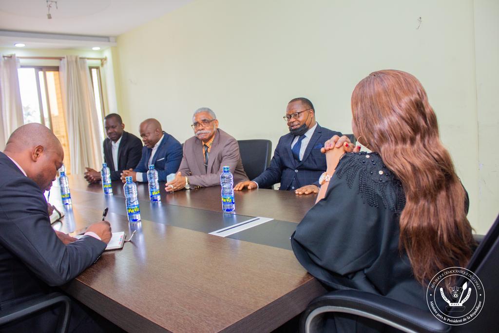 MinPP_Rdc's tweet photo. 🔴ENSEIGNEMENT SUPÉRIEUR

Une délégation de l'Association des Professeurs de l'Unikin  (APUKIN) dirigé par son président, le Professeur David LUBO a été reçu par la Ministre près le président de la République, Professeure Nana MANWANINA  KIUMBA

@MinPP_Rdc #RDC2022 #APUKIN https://t.co/W9wIazUAUN