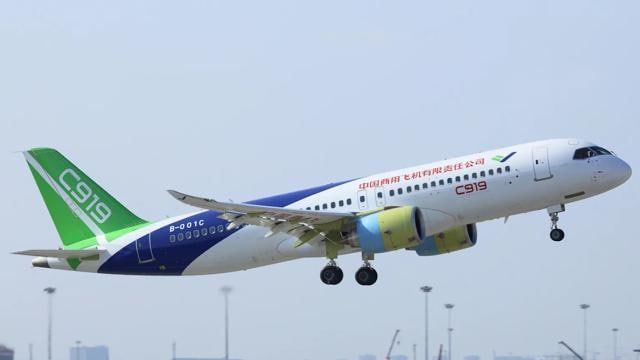 Çin'in ilk yerli üretim yolcu uçağı 'C919'un uçuşa uygunluğu sivil havacılık otoritesince tescil edildi.