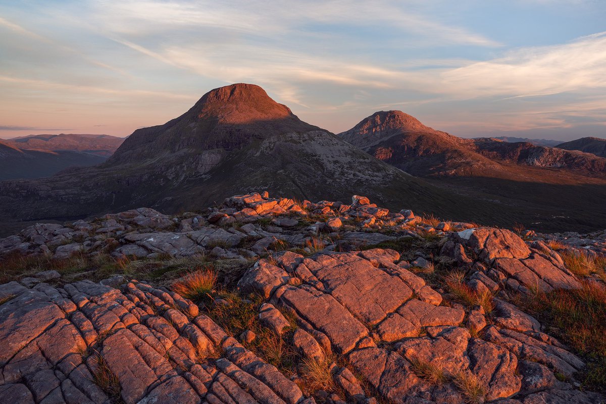Glorious late evening light bringing out all the textures and patterns in the foreground rock.

2023 Calendar now available
simonatkinsonphotography.com/shop/2023-moun…

<a href="/TGOMagazine/">The Great Outdoors</a> <a href="/kasefiltersuk/">Kase Filters UK</a> #scotland