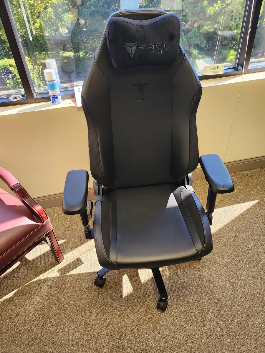 Schultzism's tweet photo. Secretlab Chair #2 for the office https://t.co/PpnQpRVMXE