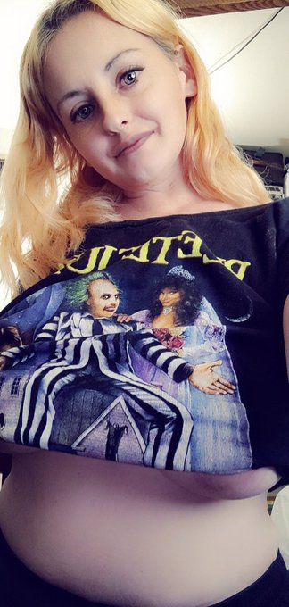 Divine Kittyn - Who wants to play with those sweet mellon's peeking out!?? I will be joining #chatterbate #camgirl Monday early morning 7am cst! Look for GoddessRuby69 https://t.co/689qDDKWPI