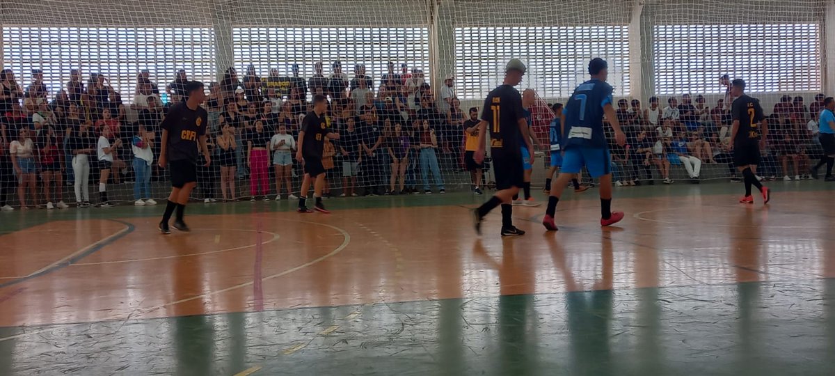 IFBnoticias's tweet photo. Está rolando agora mais uma partida de futsal masculino no #JIFB. As equipes do Riacho Fundo e Brasília estão se enfrentando em busca de mais uma vitória!
O placar está em Riacho 2 x 1 Brasília.
Está torcendo para quem? Acompanhe o #JIFB pelas redes sociais do IFB! https://t.co/0Mrbs49PrL