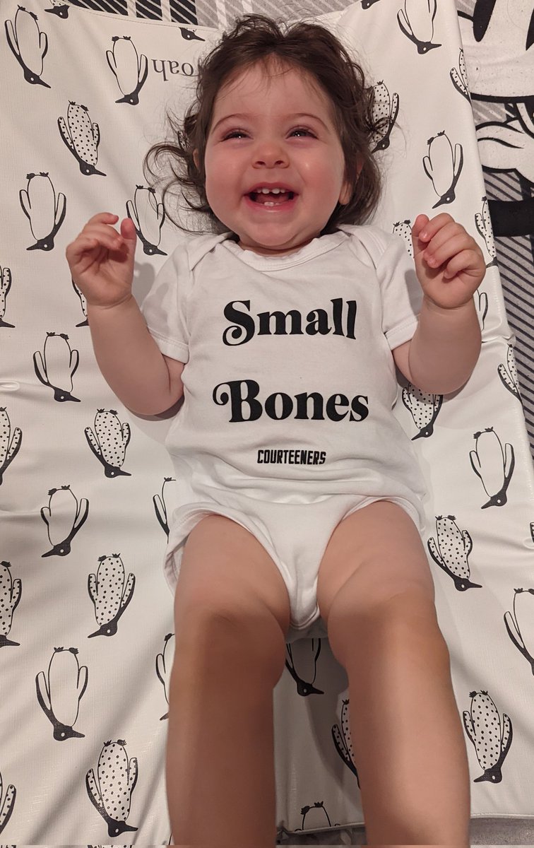Hannah_M_896's tweet image. The happiest @thecourteeners fan in the world! Love that she can finally fit in this! @What_Liam_Said @m00resy @mikecambo1 #Godblesstheband #smallbones