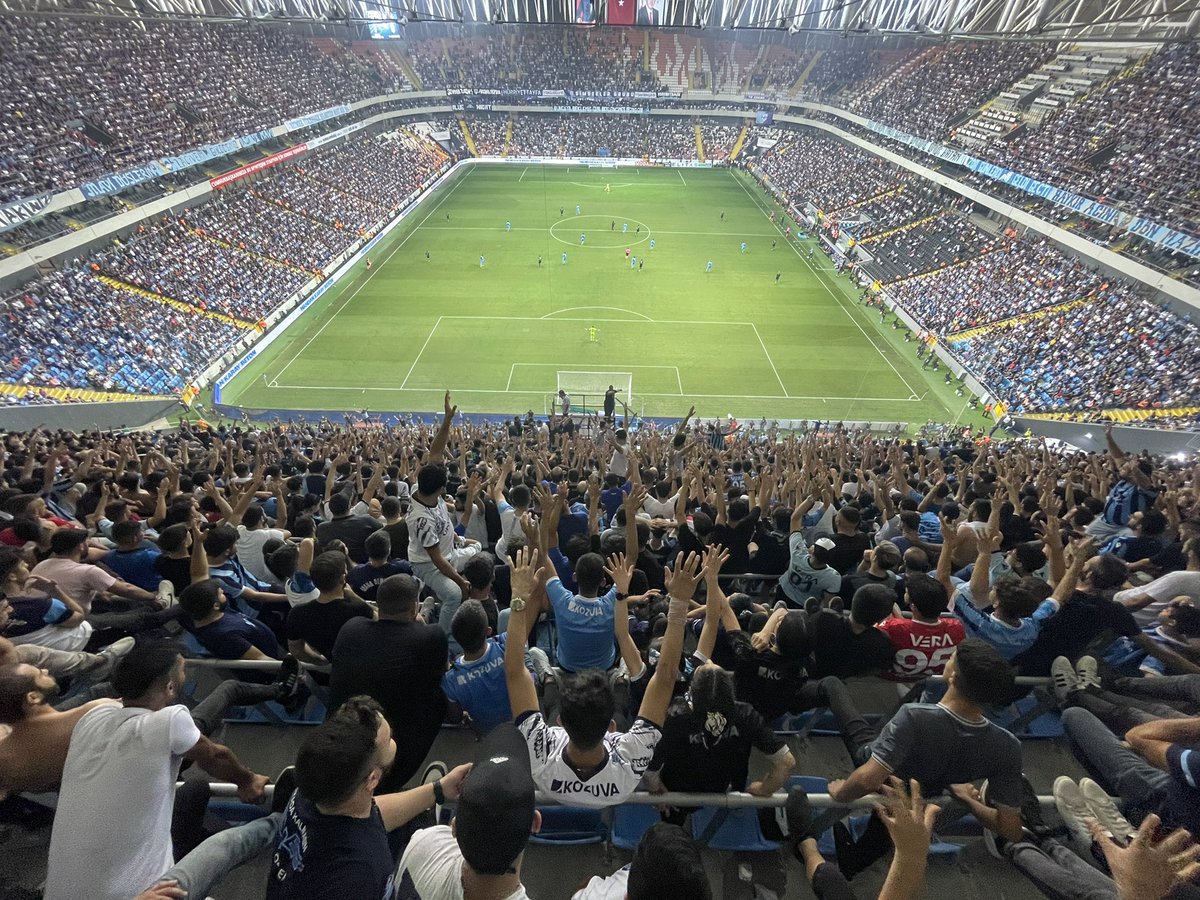 En küçüğünden en büyüğüne 1 haftadır gecesini gündüzüne katan kardeşlerimiz, abilerimizin emeklerinin boşa gitmemesi için KKA - KKÜ tribününde bulunan arkadaşlar yarın pankart başında görevli arkadaşların uyarılarını lütfen dikkate alın ve yardımcı olun.
İyi seyirler 😎