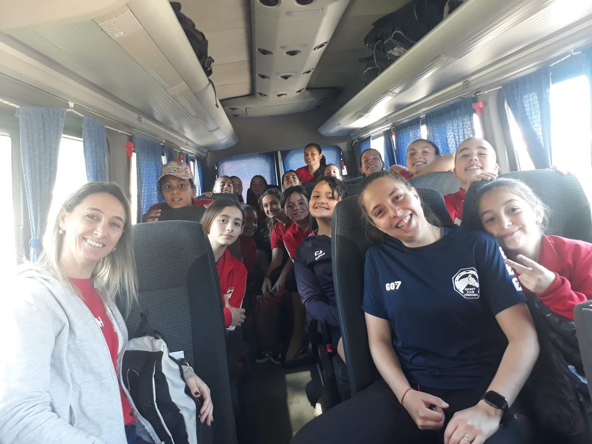 Las menores e infantiles de <a href="/jcchandball/">JCC Handball</a> partiendo a un encuentro que se desarrollará en Arroyito 💯👏🙌

¡Todo el aguante de parte de nuestro club para nuestras jugadoras y entrenadoras! 🤗

#SomosJockey
#FamiliaRojayBlanca