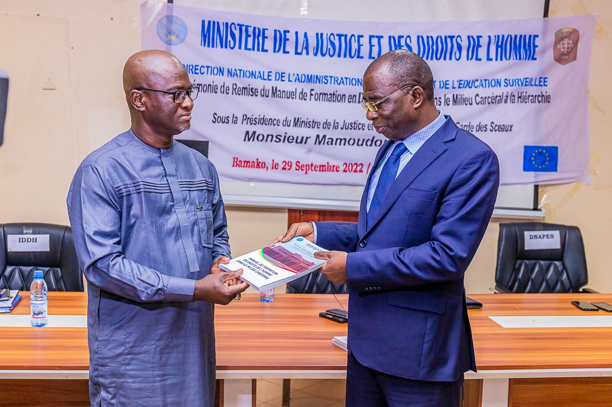 Ministère de la Justice du Mali (@ministere_mali) on Twitter photo Remise du Manuel de Formation en Droit de l'Homme dans le Milieu Carcéral. youtu.be/ee_JnD_Pqgk via <a href="/YouTube/">YouTube</a>
<a href="/PresidenceMali/">Presidence Mali</a>
<a href="/GouvMali/">Primature du Mali</a>
<a href="/UEauMali/">UE au Mali</a> Remise du Manuel de Formation en Droit de l'Homme dans le Milieu Carcéral. youtu.be/ee_JnD_Pqgk via <a href="/YouTube/">YouTube</a>
<a href="/PresidenceMali/">Presidence Mali</a>
<a href="/GouvMali/">Primature du Mali</a>
<a href="/UEauMali/">UE au Mali</a>
