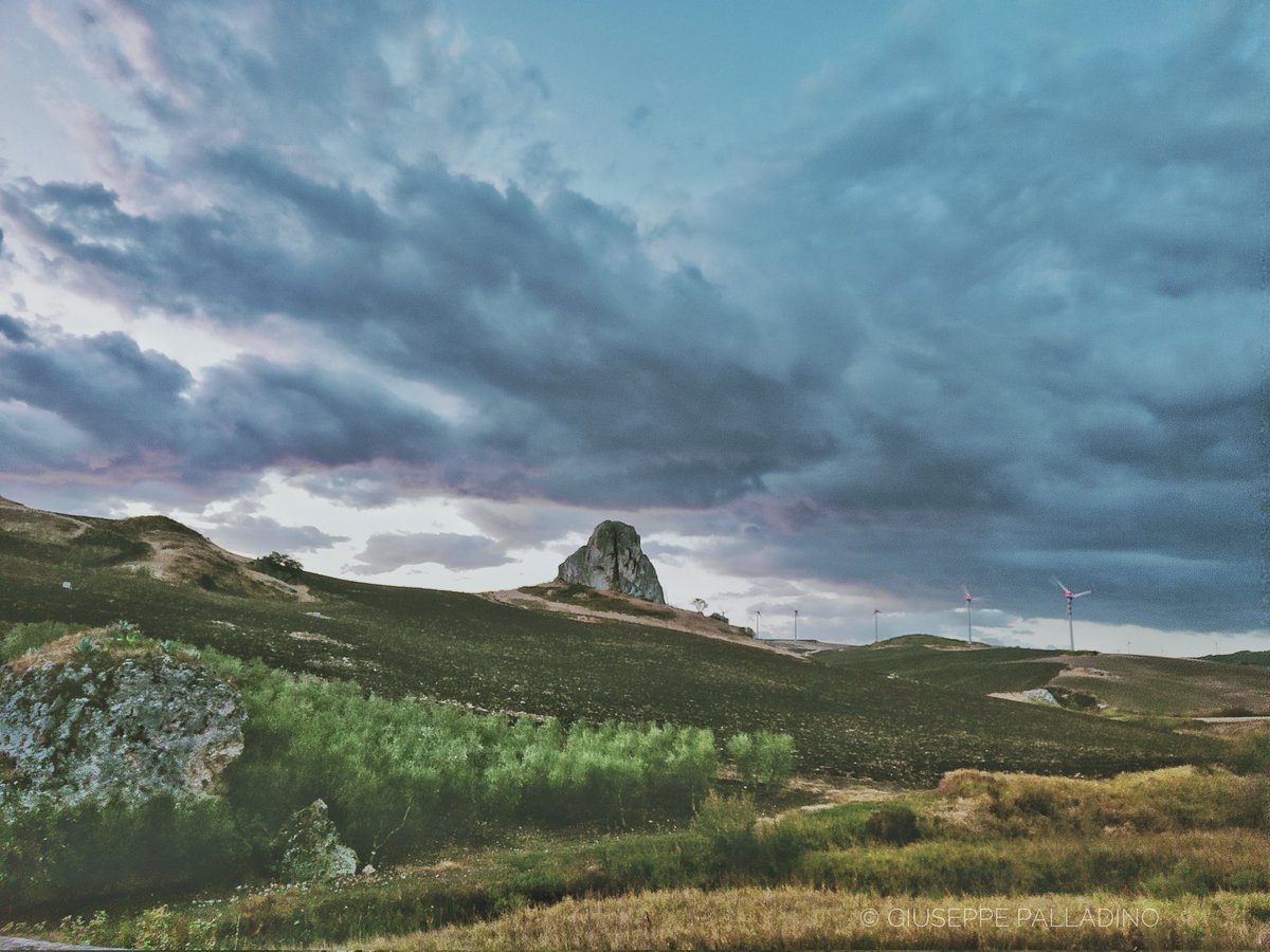 A primo mattino il fresco accarezza la terra
e nell’aria c’è già l’idea di #ottobre 

Arrivederci #settembre

#gius01pal #giuseppepalladino #puglia #regionepuglia #rocchettasantantonio  #volgoitalia #weareinpuglia #oppo #oppofindx3neo #30settembre #september #autumn