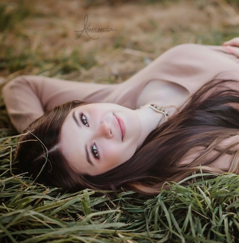Gorgeous <a href="/madi/">ماضي</a>.collins ❤️

Hair and makeup by <a href="/erin/">Erin Caton</a>.elizabeth.artistry 

#amymccallphotography #amymccallseniors #lewistonseniorphotographer #moscowseniorphotographer instagr.am/p/CjIuV_nLlUE/