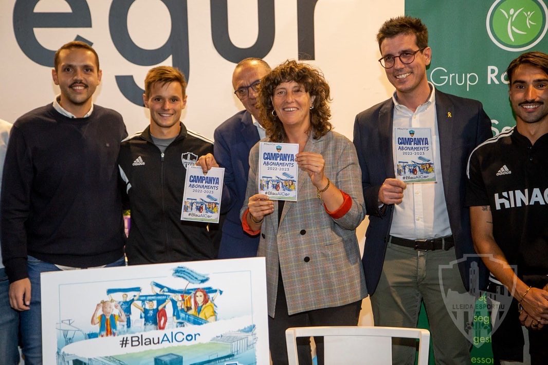 LleidaCF's tweet photo. La consellera d’Agricultura Teresa Jordà, acompanyada de tota la comitiva d’autoritats, també ha donat suport a ‘Blau al Cor’!! Aquest dijous hem traslladat la campanya de captació d’abonats del club a la Fira de Sant Miquel de Lleida, durant la jornada electoral. (1/2) https://t.co/Cu2XwrjQ28