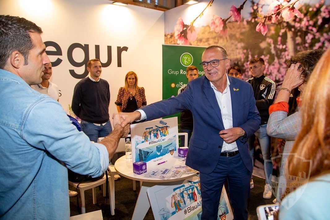 LleidaCF's tweet photo. La consellera d’Agricultura Teresa Jordà, acompanyada de tota la comitiva d’autoritats, també ha donat suport a ‘Blau al Cor’!! Aquest dijous hem traslladat la campanya de captació d’abonats del club a la Fira de Sant Miquel de Lleida, durant la jornada electoral. (1/2) https://t.co/Cu2XwrjQ28