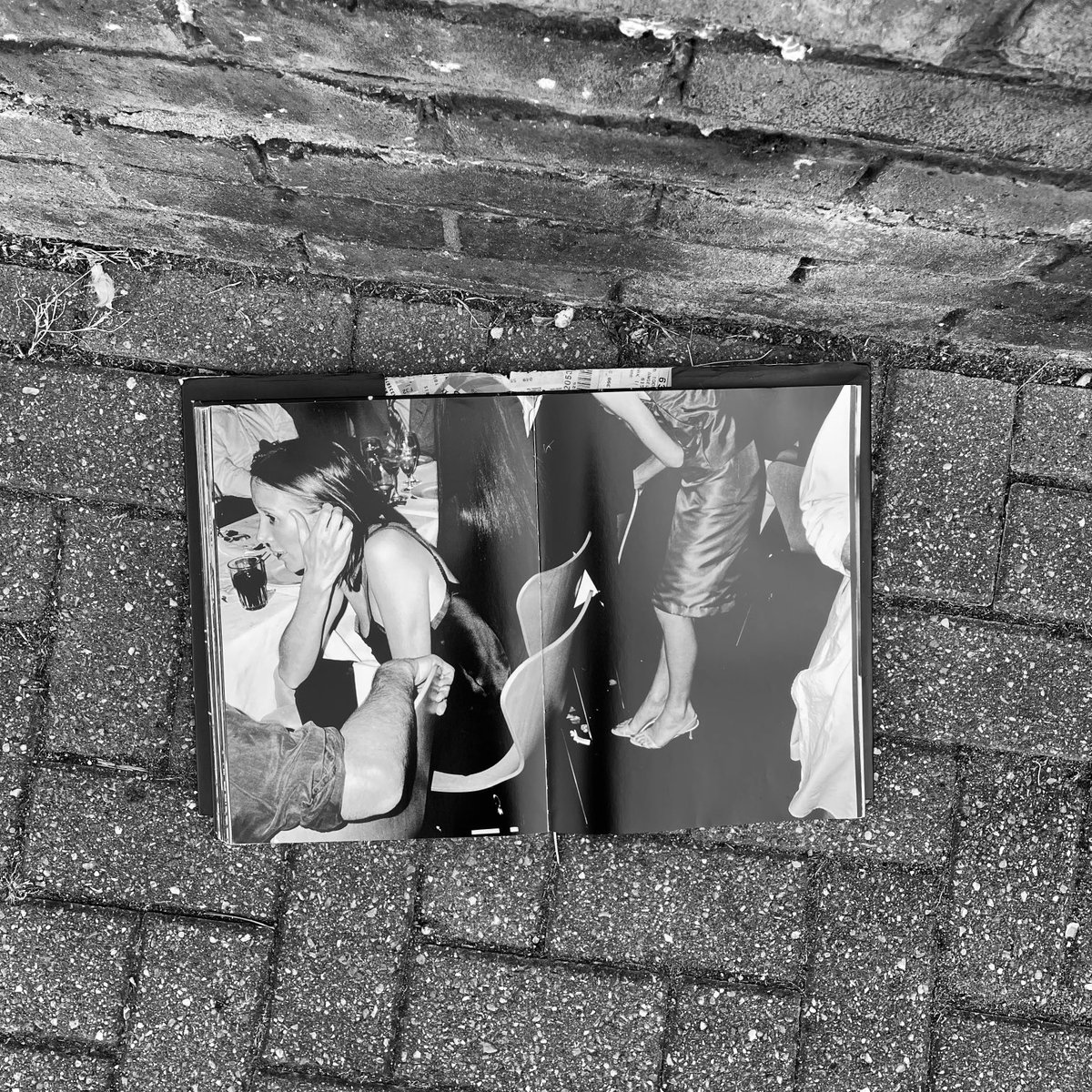 joannaofottawa's tweet photo. An open book spotted on the pavement near Arnold Circus this rainy afternoon.
#photobooks #blackandwhite #foundbooks #photography #ArnoldCircus #London https://t.co/jaFU6jGSvW