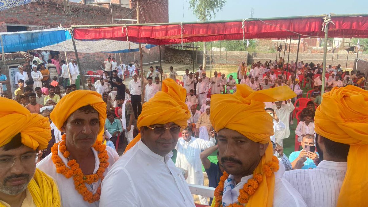 AAPHaryana's tweet photo. आम आदमी पार्टी महम द्वारा आयोजित 'विधानसभा कार्यकर्ता सम्मेलन' में AAP सांसद, हरियाणा प्रभारी @DrSushilKrGupta जी शामिल हुए। 

यहां उपस्थित कार्यकर्ताओं में  @ArvindKejriwal जी के प्रति जोश देखकर लगा कि अब हरियाणा के लोग बदलाव के लिए बेताब हैं। https://t.co/jxJOZBky3P