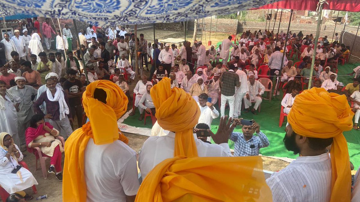 AAPHaryana's tweet photo. आम आदमी पार्टी महम द्वारा आयोजित 'विधानसभा कार्यकर्ता सम्मेलन' में AAP सांसद, हरियाणा प्रभारी @DrSushilKrGupta जी शामिल हुए। 

यहां उपस्थित कार्यकर्ताओं में  @ArvindKejriwal जी के प्रति जोश देखकर लगा कि अब हरियाणा के लोग बदलाव के लिए बेताब हैं। https://t.co/jxJOZBky3P