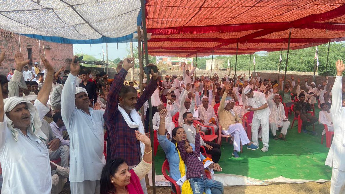 AAPHaryana's tweet photo. आम आदमी पार्टी महम द्वारा आयोजित 'विधानसभा कार्यकर्ता सम्मेलन' में AAP सांसद, हरियाणा प्रभारी @DrSushilKrGupta जी शामिल हुए। 

यहां उपस्थित कार्यकर्ताओं में  @ArvindKejriwal जी के प्रति जोश देखकर लगा कि अब हरियाणा के लोग बदलाव के लिए बेताब हैं। https://t.co/jxJOZBky3P